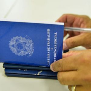 PIS/Pasep 2022: trabalhador já pode consultar se tem direito ao abono (Crédito: Marcello Casal Jr/Agência Brasil)